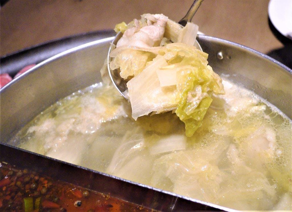【三重火鍋】麻妃頂極麻辣鴛鴦鍋,東北酸菜白肉鍋 / 黑豬香菇丸 / 天使紅蝦.台北麻辣火鍋推薦 - 第16張圖 【三重火鍋】麻妃頂極麻辣鴛鴦鍋,東北酸菜白肉鍋 / 黑豬香菇丸 / 天使紅蝦.台北麻辣火鍋推薦
