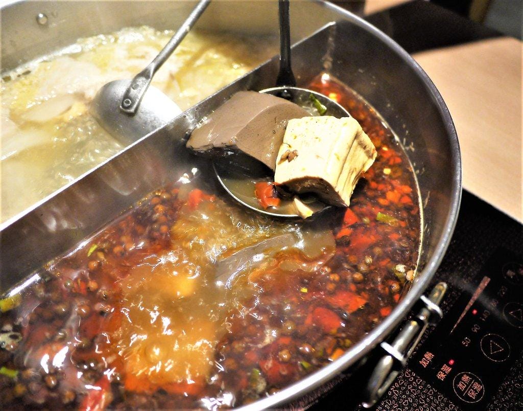 【三重火鍋】麻妃頂極麻辣鴛鴦鍋,東北酸菜白肉鍋 / 黑豬香菇丸 / 天使紅蝦.台北麻辣火鍋推薦 - 第15張圖 【三重火鍋】麻妃頂極麻辣鴛鴦鍋,東北酸菜白肉鍋 / 黑豬香菇丸 / 天使紅蝦.台北麻辣火鍋推薦