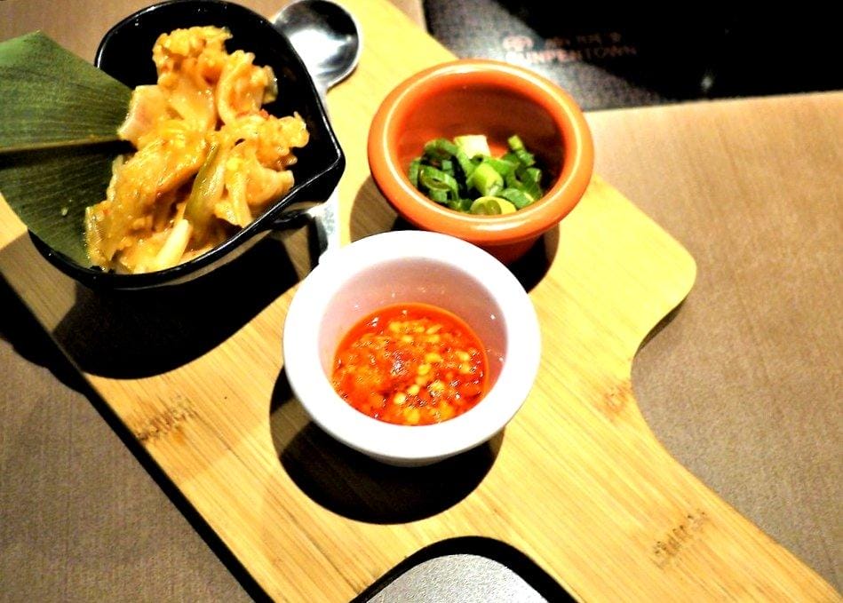 【三重火鍋】麻妃頂極麻辣鴛鴦鍋,東北酸菜白肉鍋 / 黑豬香菇丸 / 天使紅蝦.台北麻辣火鍋推薦 - 第17張圖 【三重火鍋】麻妃頂極麻辣鴛鴦鍋,東北酸菜白肉鍋 / 黑豬香菇丸 / 天使紅蝦.台北麻辣火鍋推薦