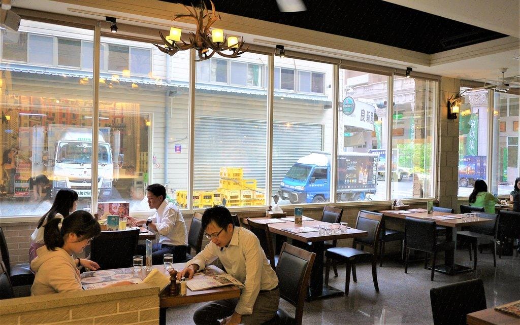 【蘆州美式餐廳】石窯屋 窯烤披薩 / 13摺麻花辮子半月烤餅 . CP值破表的義式餐廳 / 2018春季菜色(文末影音介紹) - 第11張圖 【蘆州美式餐廳】石窯屋 窯烤披薩 / 13摺麻花辮子半月烤餅 . CP值破表的義式餐廳 / 2018春季菜色(文末影音介紹)