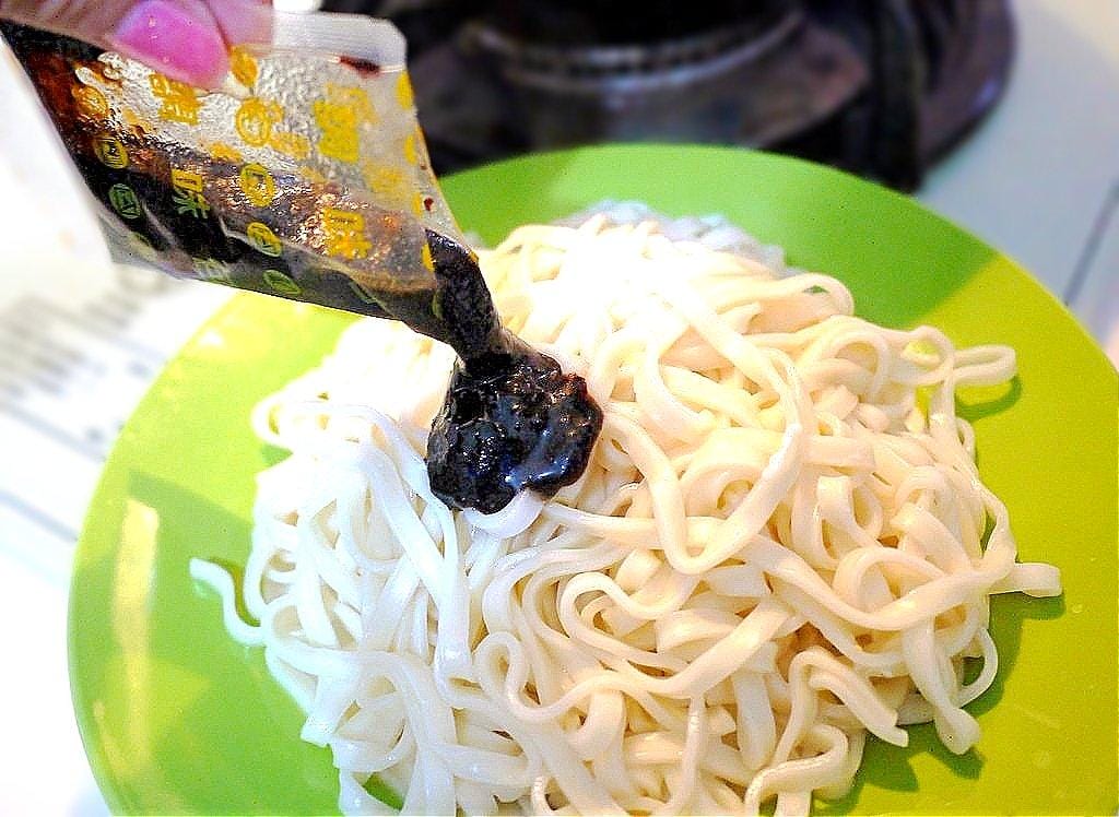 【宅配美食】黑師父 合意給力.牛逼拌麵 香蔥椒麻&古早豆香 手工製麵Q彈口感 / 好有飽足感 - 第12張圖 【宅配美食】黑師父 合意給力.牛逼拌麵 香蔥椒麻&古早豆香 手工製麵Q彈口感 / 好有飽足感