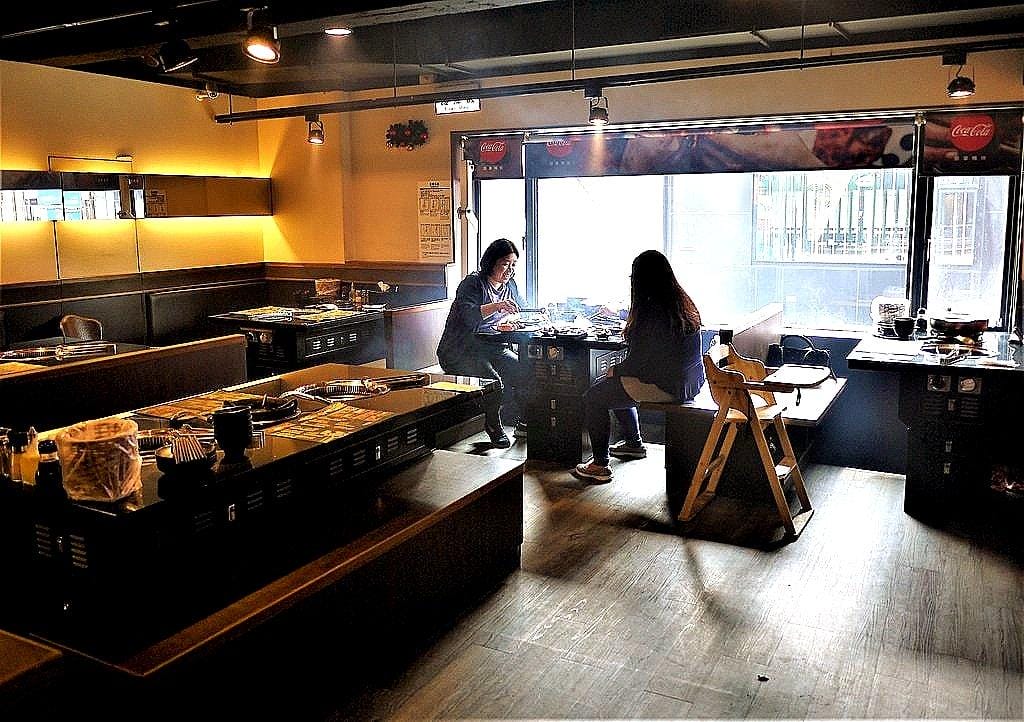 【台北美食】西門町燒肉吃到飽 <瓦崎燒烤火鍋(西門店)>.天使紅蝦 / 頂級Prime無骨牛小排 / 生蠔 無限吃到飽.台灣生啤 無限暢飲 - 第6張圖 【台北美食】西門町燒肉吃到飽 <瓦崎燒烤火鍋(西門店)>.天使紅蝦 / 頂級Prime無骨牛小排 / 生蠔 無限吃到飽.台灣生啤 無限暢飲