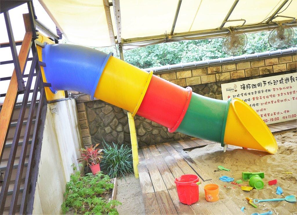| 三芝 | 海豚咖啡 親子友善餐廳 大沙坑 / 溜滑梯 / 空中透明隧道 . 孩子盡情放電玩耍(文末影音) - 第62張圖 | 三芝 | 海豚咖啡 親子友善餐廳 大沙坑 / 溜滑梯 / 空中透明隧道 . 孩子盡情放電玩耍(文末影音)