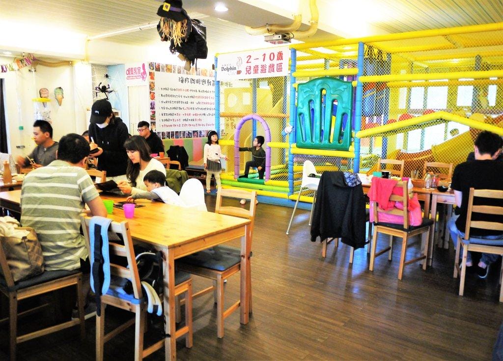 | 三芝 | 海豚咖啡 親子友善餐廳 大沙坑 / 溜滑梯 / 空中透明隧道 . 孩子盡情放電玩耍(文末影音) - 第16張圖 | 三芝 | 海豚咖啡 親子友善餐廳 大沙坑 / 溜滑梯 / 空中透明隧道 . 孩子盡情放電玩耍(文末影音)