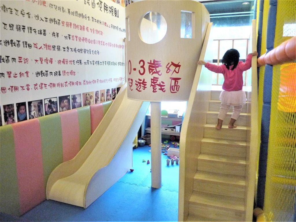 | 三芝 | 海豚咖啡 親子友善餐廳 大沙坑 / 溜滑梯 / 空中透明隧道 . 孩子盡情放電玩耍(文末影音) - 第35張圖 | 三芝 | 海豚咖啡 親子友善餐廳 大沙坑 / 溜滑梯 / 空中透明隧道 . 孩子盡情放電玩耍(文末影音)