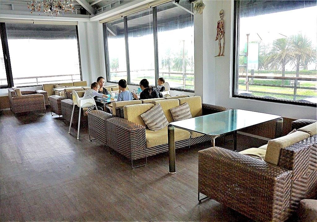 | 三芝 | 海豚咖啡 親子友善餐廳 大沙坑 / 溜滑梯 / 空中透明隧道 . 孩子盡情放電玩耍(文末影音) - 第12張圖 | 三芝 | 海豚咖啡 親子友善餐廳 大沙坑 / 溜滑梯 / 空中透明隧道 . 孩子盡情放電玩耍(文末影音)