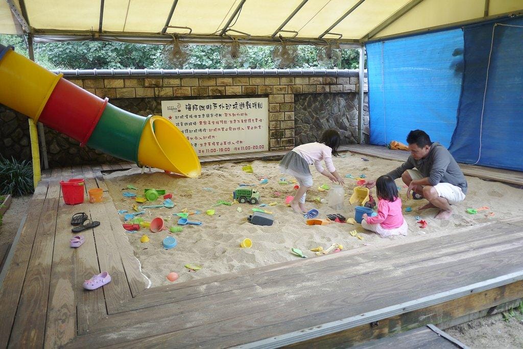 | 三芝 | 海豚咖啡 親子友善餐廳 大沙坑 / 溜滑梯 / 空中透明隧道 . 孩子盡情放電玩耍(文末影音) - 第68張圖 | 三芝 | 海豚咖啡 親子友善餐廳 大沙坑 / 溜滑梯 / 空中透明隧道 . 孩子盡情放電玩耍(文末影音)