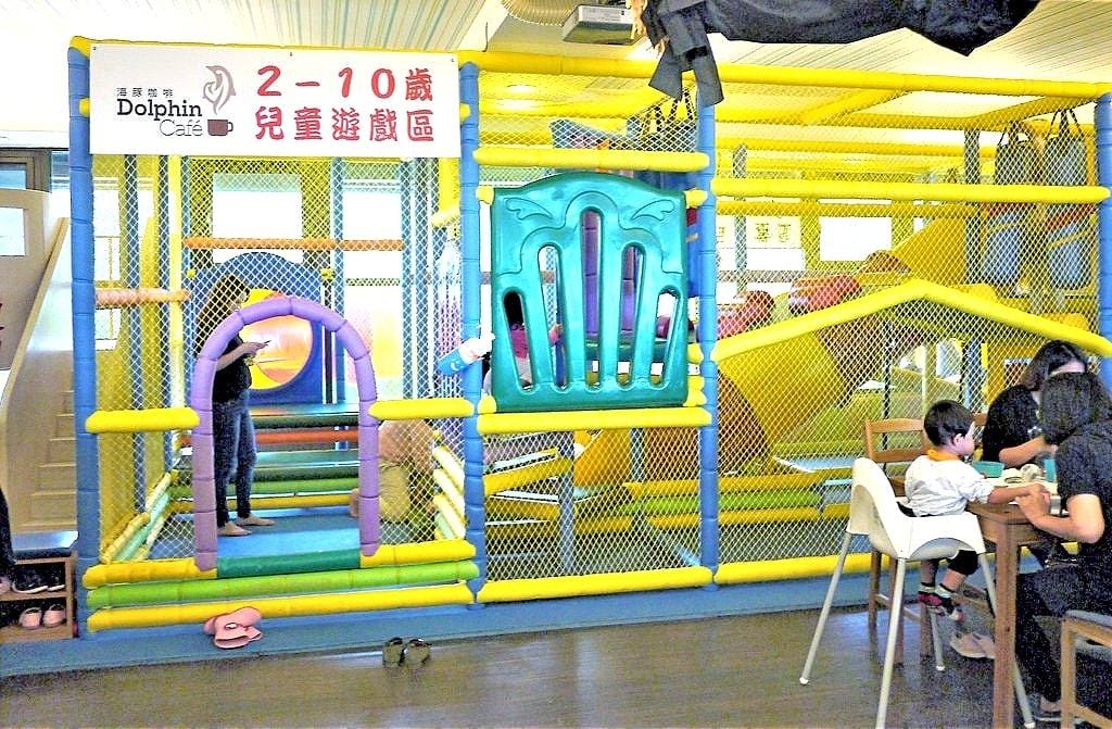 | 三芝 | 海豚咖啡 親子友善餐廳 大沙坑 / 溜滑梯 / 空中透明隧道 . 孩子盡情放電玩耍(文末影音) - 第27張圖 | 三芝 | 海豚咖啡 親子友善餐廳 大沙坑 / 溜滑梯 / 空中透明隧道 . 孩子盡情放電玩耍(文末影音)