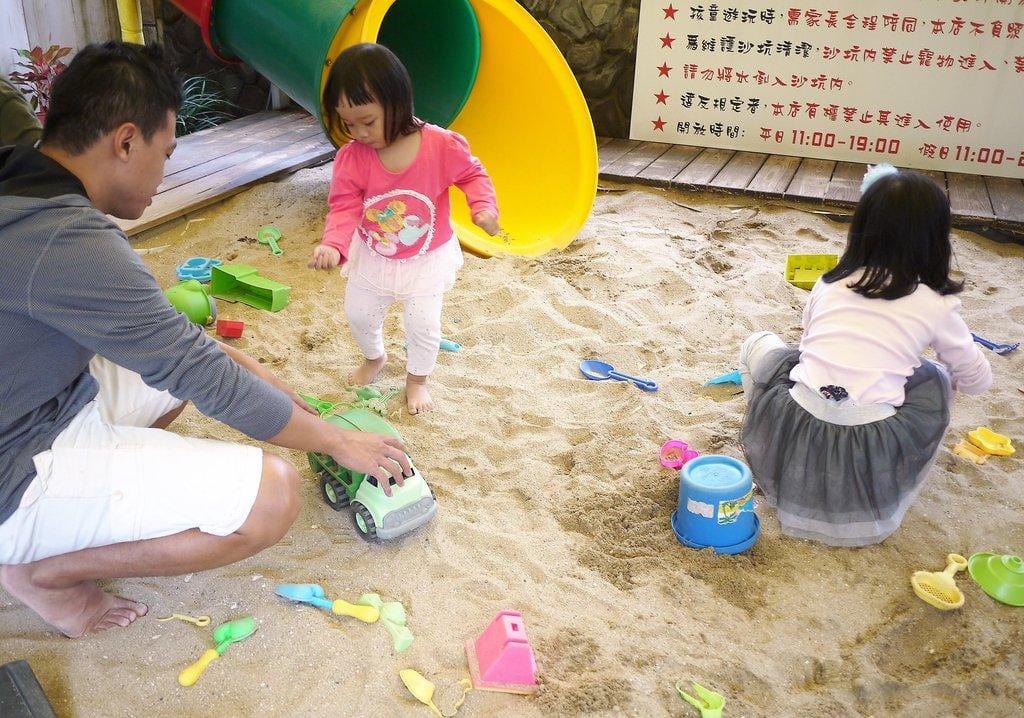 | 三芝 | 海豚咖啡 親子友善餐廳 大沙坑 / 溜滑梯 / 空中透明隧道 . 孩子盡情放電玩耍(文末影音) - 第64張圖 | 三芝 | 海豚咖啡 親子友善餐廳 大沙坑 / 溜滑梯 / 空中透明隧道 . 孩子盡情放電玩耍(文末影音)