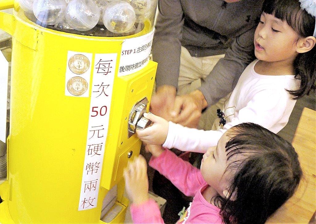 | 三芝 | 海豚咖啡 親子友善餐廳 大沙坑 / 溜滑梯 / 空中透明隧道 . 孩子盡情放電玩耍(文末影音) - 第88張圖 | 三芝 | 海豚咖啡 親子友善餐廳 大沙坑 / 溜滑梯 / 空中透明隧道 . 孩子盡情放電玩耍(文末影音)