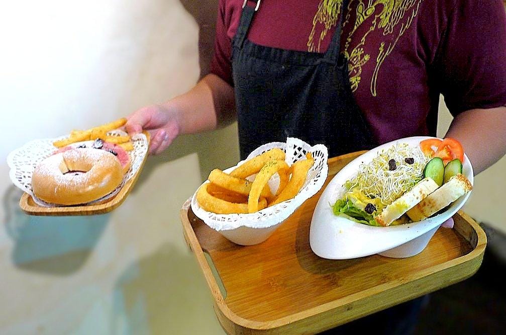 ‖板橋早午餐‖ 夏一棧brunch café 健康營養 #商業特餐.#巨無霸雙層牛肉起司堡 #吃飽又吃巧 #不收服務費!2018歡樂耶誕城 - 第15張圖 ‖板橋早午餐‖ 夏一棧brunch café 健康營養 #商業特餐.#巨無霸雙層牛肉起司堡 #吃飽又吃巧 #不收服務費!2018歡樂耶誕城