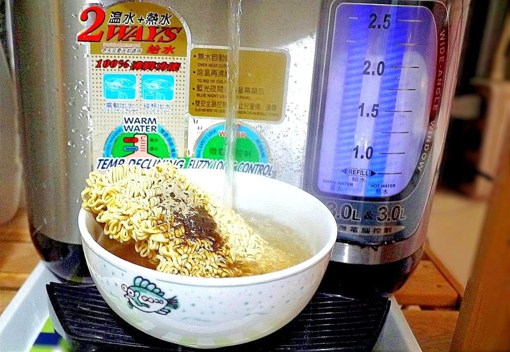 |深夜泡麵|鐵師酒麵 養身藥膳麵&紹興酒泡麵,3分鐘輕鬆上桌~ 以酒入麵,酒香撲鼻而來! - 第10張圖 |深夜泡麵|鐵師酒麵 養身藥膳麵&紹興酒泡麵,3分鐘輕鬆上桌~ 以酒入麵,酒香撲鼻而來!