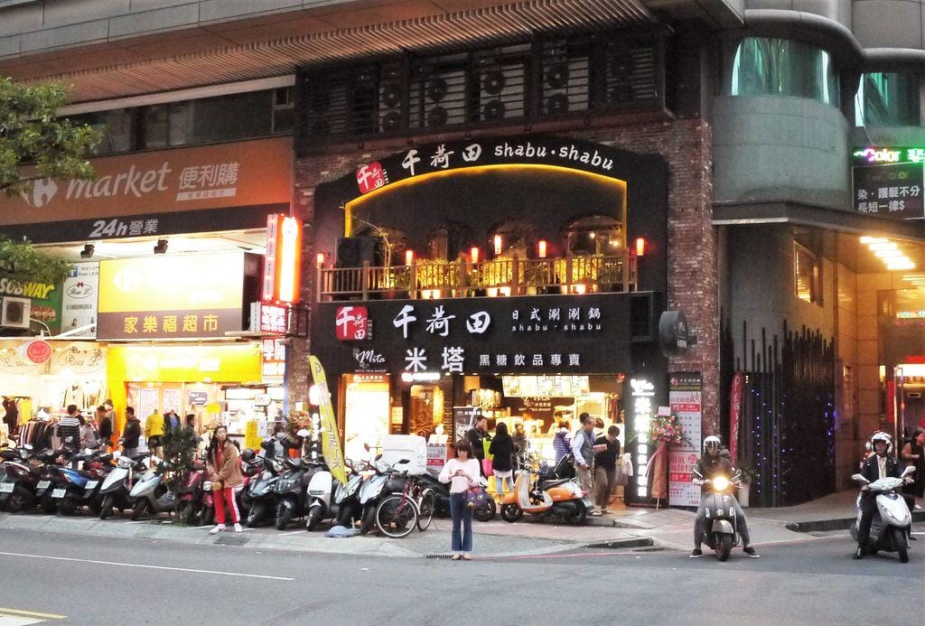 ‖食記‖ 千荷田日式涮涮鍋-永安店 |雙拼超值鍋|招牌羊肉鍋|昆布湯底| 麻辣湯底(捷運永安市場美食) - 第3張圖 ‖食記‖ 千荷田日式涮涮鍋-永安店 |雙拼超值鍋|招牌羊肉鍋|昆布湯底| 麻辣湯底(捷運永安市場美食)