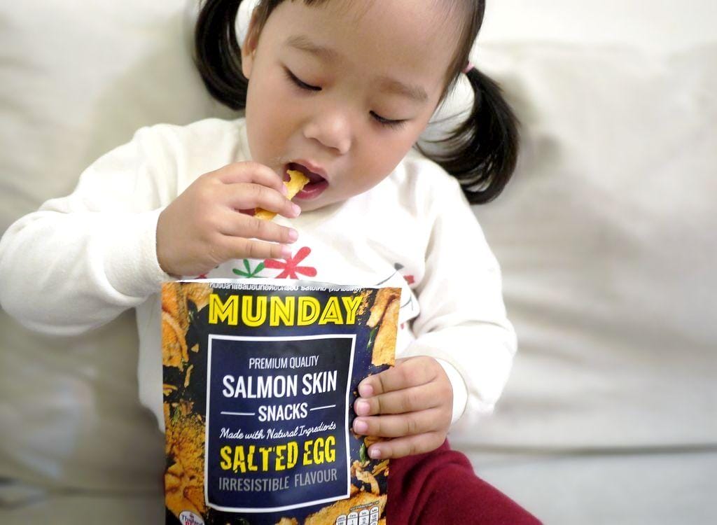 | 健康零食餅乾|MUNDAY 壽司職人 鹹蛋魚皮餅乾,泰國熱銷伴手禮.台灣也買的到.喀滋又香脆 / 超涮嘴,好吃到一口接一口停不下來! - 第16張圖 | 健康零食餅乾|MUNDAY 壽司職人 鹹蛋魚皮餅乾,泰國熱銷伴手禮.台灣也買的到.喀滋又香脆 / 超涮嘴,好吃到一口接一口停不下來!