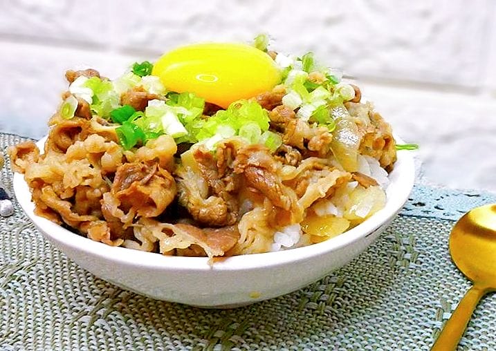 ｜快速料理｜吉野家 冷凍牛丼－牛肉調理包． 肉跟山一樣高！肉食控的天堂．５分鐘完美上桌．創意料理分享