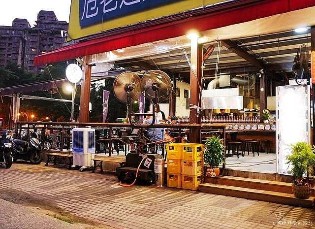 |板橋美食|火夯seafood海鮮燒烤.巨無霸手臂蝦.加藤英生蠔.生蠔手臂蝦.史上超浮誇海鮮一次吃個過癮!實在太狂了! - 第2張圖 |板橋美食|火夯seafood海鮮燒烤.巨無霸手臂蝦.加藤英生蠔.生蠔手臂蝦.史上超浮誇海鮮一次吃個過癮!實在太狂了!