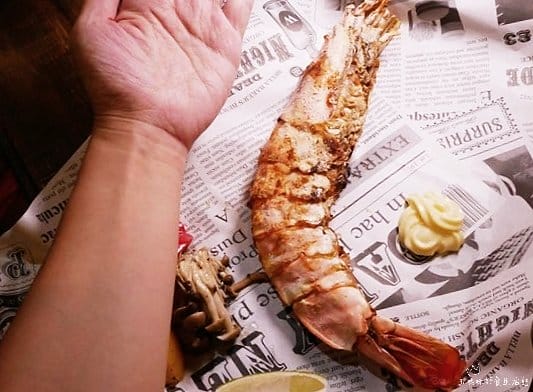 |板橋美食|火夯seafood海鮮燒烤.巨無霸手臂蝦.加藤英生蠔.生蠔手臂蝦.史上超浮誇海鮮一次吃個過癮!實在太狂了! - 第23張圖 |板橋美食|火夯seafood海鮮燒烤.巨無霸手臂蝦.加藤英生蠔.生蠔手臂蝦.史上超浮誇海鮮一次吃個過癮!實在太狂了!
