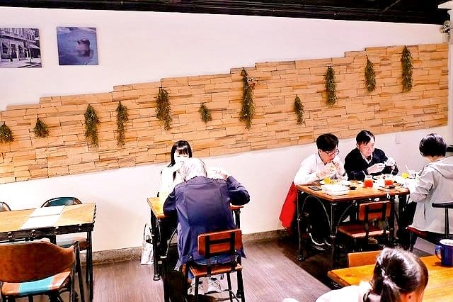 | 食記|夏一棧brunch café.板橋早午餐 / 下午茶 | 無法一手掌握的三層巨無霸漢堡. 店家重新裝潢(新菜單menu) - 第6張圖 | 食記|夏一棧brunch café.板橋早午餐 / 下午茶 | 無法一手掌握的三層巨無霸漢堡. 店家重新裝潢(新菜單menu)