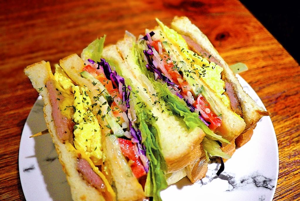 | 食記|夏一棧brunch café.板橋早午餐 / 下午茶 | 無法一手掌握的三層巨無霸漢堡. 店家重新裝潢(新菜單menu) - 第16張圖 | 食記|夏一棧brunch café.板橋早午餐 / 下午茶 | 無法一手掌握的三層巨無霸漢堡. 店家重新裝潢(新菜單menu)