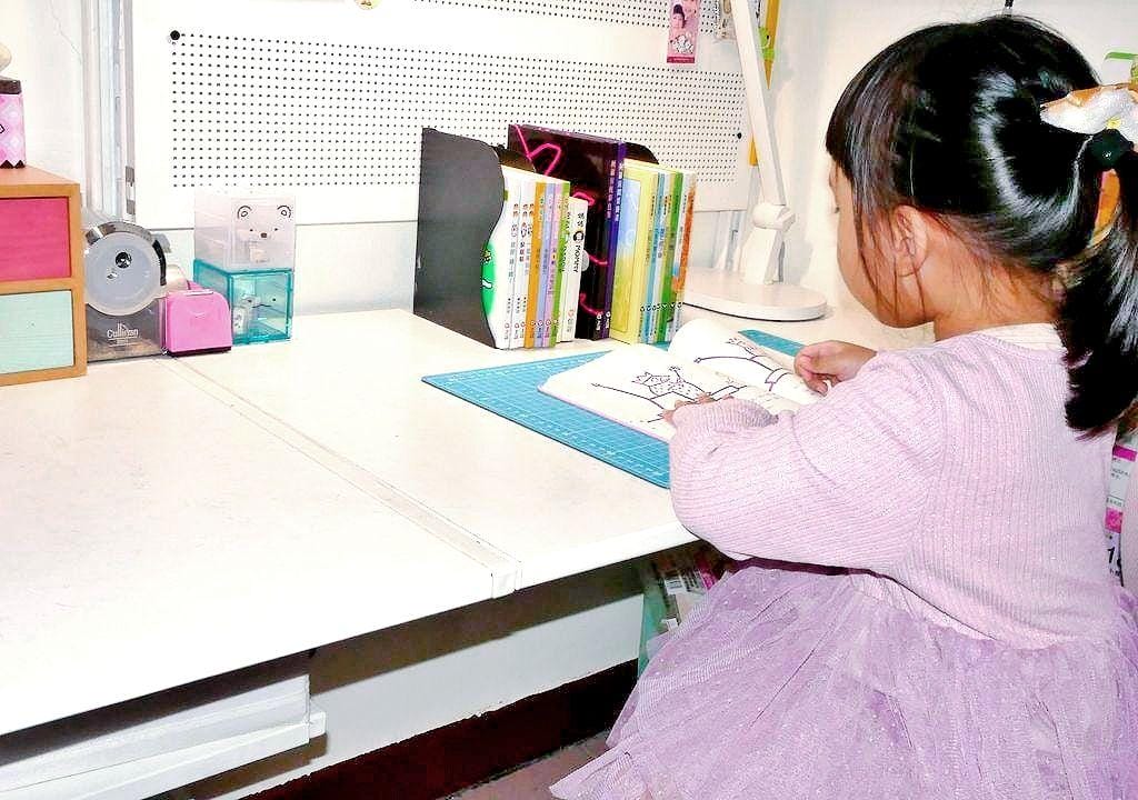 |家居小物|掛式櫥櫃帶蓋垃圾桶 & 金屬伸縮書架.極簡設計家居佈置! - 第13張圖 |家居小物|掛式櫥櫃帶蓋垃圾桶 & 金屬伸縮書架.極簡設計家居佈置!