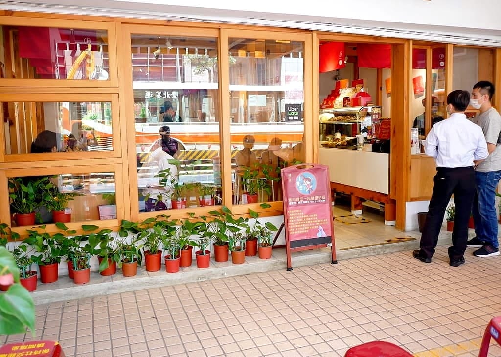 |中和美食|雙月食品社(中和店).燉補雞湯多到滿出來.月子餐首選.味美料多又實在.懶人燉補包禮盒 - 第3張圖 |中和美食|雙月食品社(中和店).燉補雞湯多到滿出來.月子餐首選.味美料多又實在.懶人燉補包禮盒