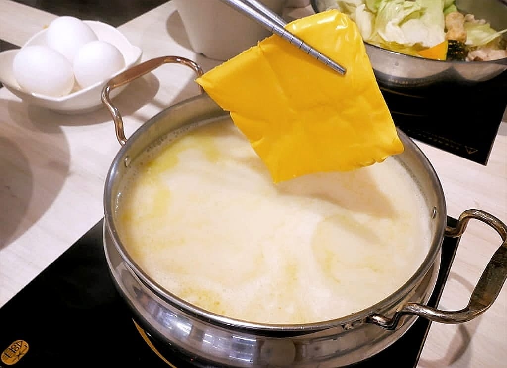 | 西門火鍋推薦 | 沐月精緻小火鍋西門店.超大肉盤一次吃個過癮.經濟實惠.捷運周邊美食 - 第24張圖 | 西門火鍋推薦 | 沐月精緻小火鍋西門店.超大肉盤一次吃個過癮.經濟實惠.捷運周邊美食