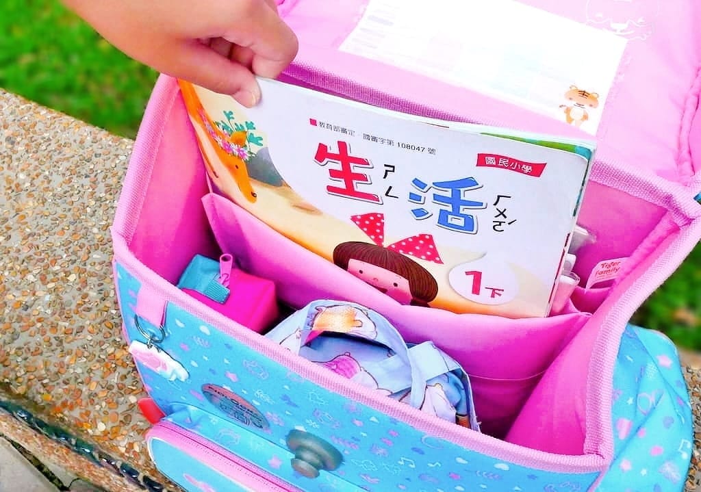 |小學生書包推薦|TigerFamily小學者超輕量護脊書包.秒開磁扣設計.容量大 / 重量輕. 送超值五件組 - 第20張圖 |小學生書包推薦|TigerFamily小學者超輕量護脊書包.秒開磁扣設計.容量大 / 重量輕. 送超值五件組