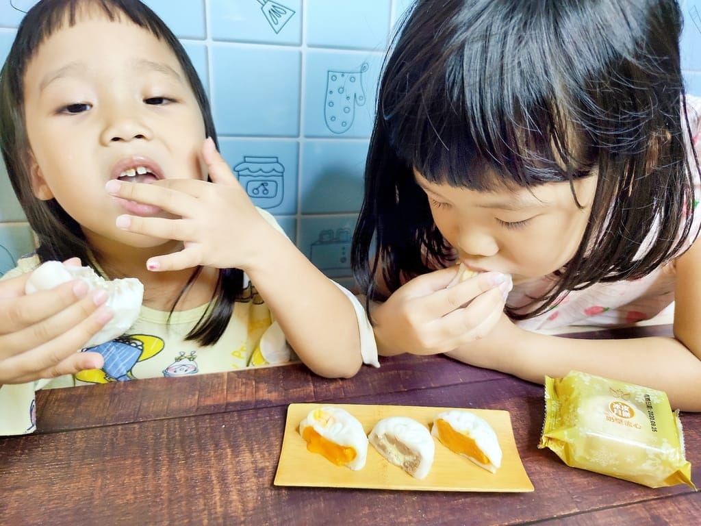 |伴手禮|麥仕佳 雪藏冰皮月餅.超人氣爆漿奶皇流沙月餅!中秋禮盒送禮大方又好吃 - 第4張圖 |伴手禮|麥仕佳 雪藏冰皮月餅.超人氣爆漿奶皇流沙月餅!中秋禮盒送禮大方又好吃