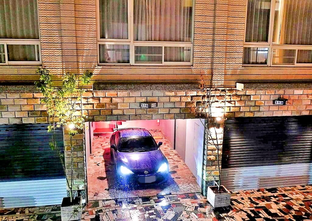 ｜宜蘭溫泉住宿｜東遊驛棧 East Motel．一房一車庫，礁溪泡湯．享受獨立溫泉池．宜蘭二日親子遊