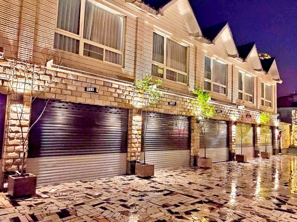 ｜宜蘭溫泉住宿｜東遊驛棧 East Motel．一房一車庫，礁溪泡湯．享受獨立溫泉池．宜蘭二日親子遊