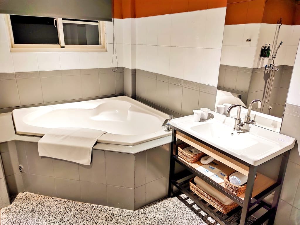 ｜宜蘭溫泉住宿｜東遊驛棧 East Motel．一房一車庫，礁溪泡湯．享受獨立溫泉池．宜蘭二日親子遊