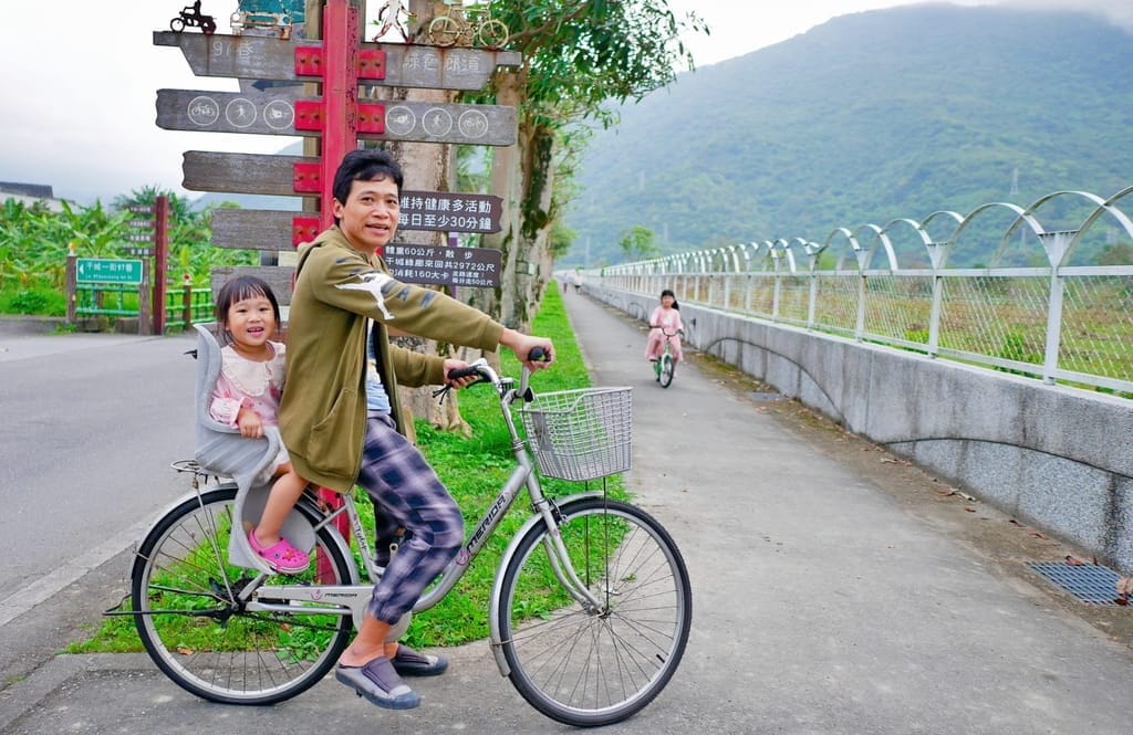 | 花蓮親子景點 | 金澤居民宿．保留大自然環境－大魚池．騎單車．大草皮．親子共遊的好地方