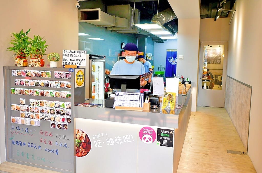 ｜新莊小吃推薦｜別想了！吃．滷味吧！七種湯頭口味．湯滷／乾滷．食材豐富．創意新吃法．新莊宵夜推薦