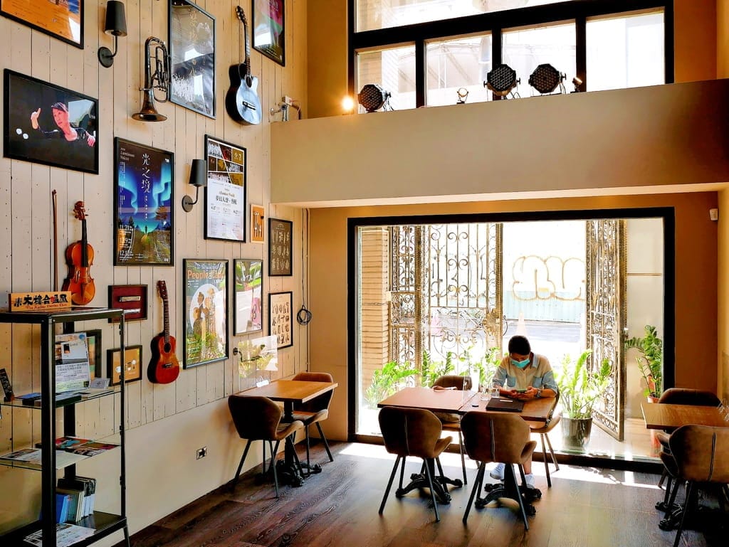 | 東門不限時咖啡廳 | 木色藝文咖啡 Mu’s Café.炙燒鮭魚青醬燉飯.冰釀咖啡.台北下午茶推薦 - 第7張圖 | 東門不限時咖啡廳 | 木色藝文咖啡 Mu’s Café.炙燒鮭魚青醬燉飯.冰釀咖啡.台北下午茶推薦