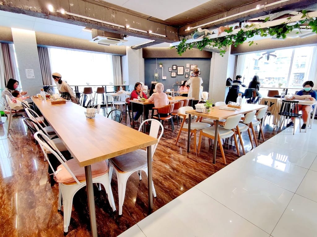 ｜西門町咖啡廳｜樂野食，悠閒享用早午餐/下午茶．親子寵物友善餐廳推薦．附設兒童遊戲區