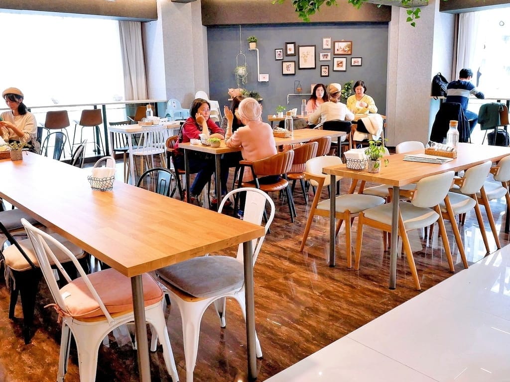 ｜西門町咖啡廳｜樂野食，悠閒享用早午餐/下午茶．親子寵物友善餐廳推薦．附設兒童遊戲區