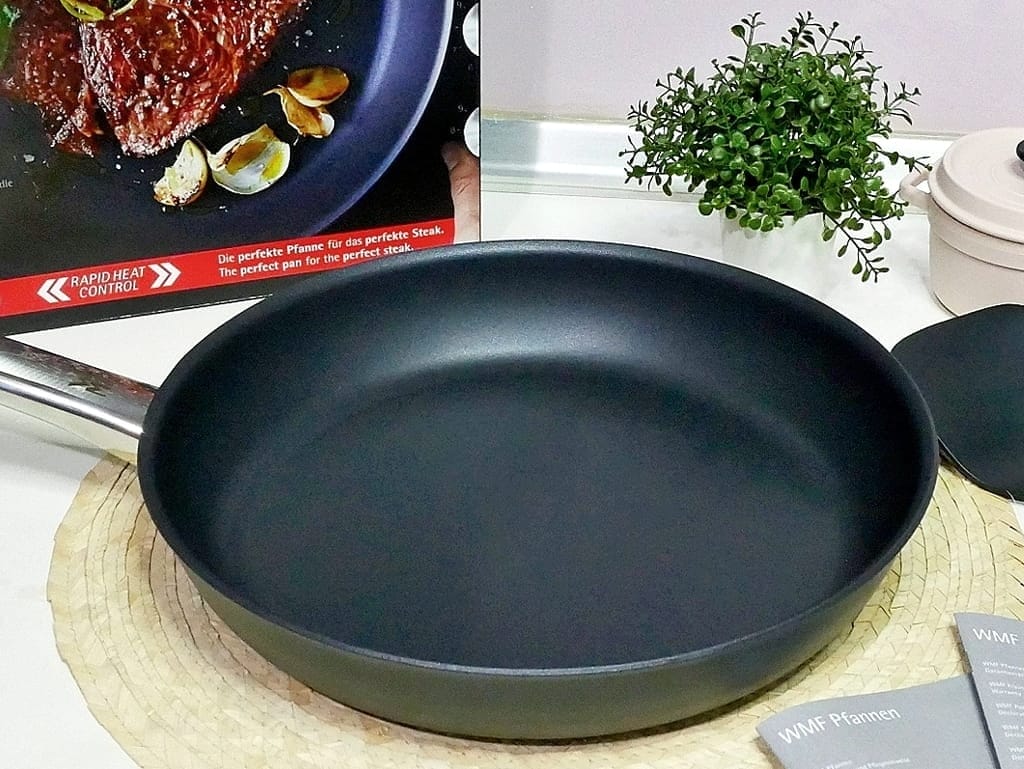 | 開箱 | WMF Steak Profi牛排專用陶瓷平底煎鍋.主廚御用-極致德國工藝,美味牛排自己煎也可以,在家享用大餐! - 第6張圖 | 開箱 | WMF Steak Profi牛排專用陶瓷平底煎鍋.主廚御用-極致德國工藝,美味牛排自己煎也可以,在家享用大餐!