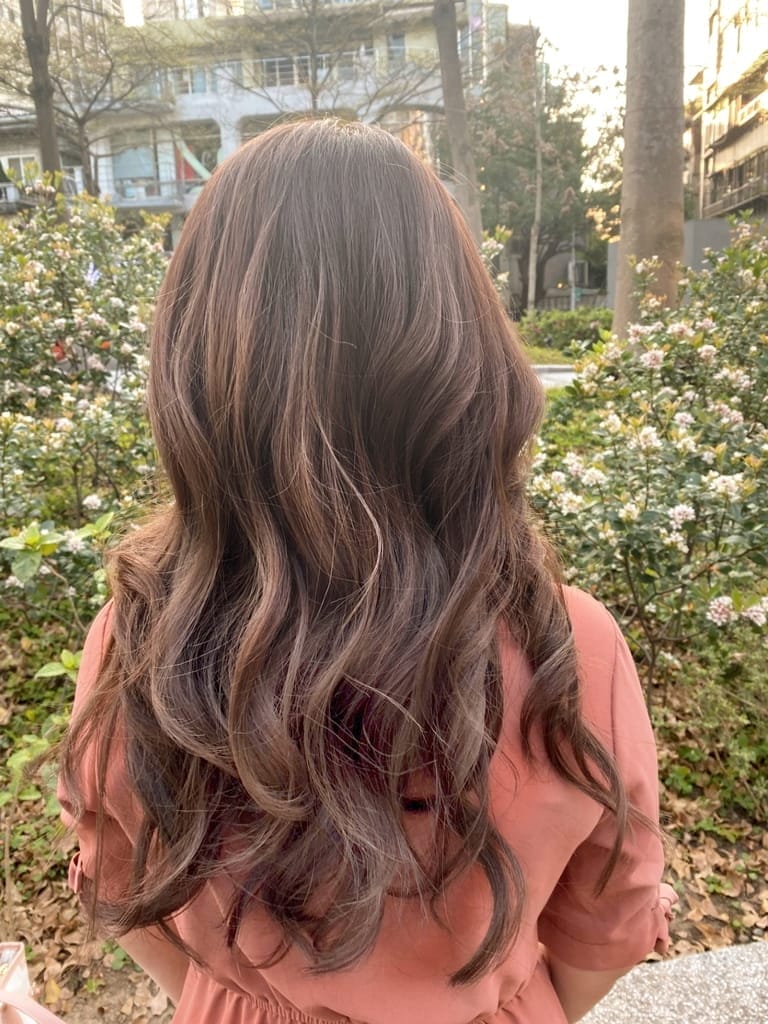 | 台北染髮推薦 | FIN Hair Salon,若隱若現的氣質挑染.大玩髮色指定設計師Freya - 第46張圖 | 台北染髮推薦 | FIN Hair Salon,若隱若現的氣質挑染.大玩髮色指定設計師Freya