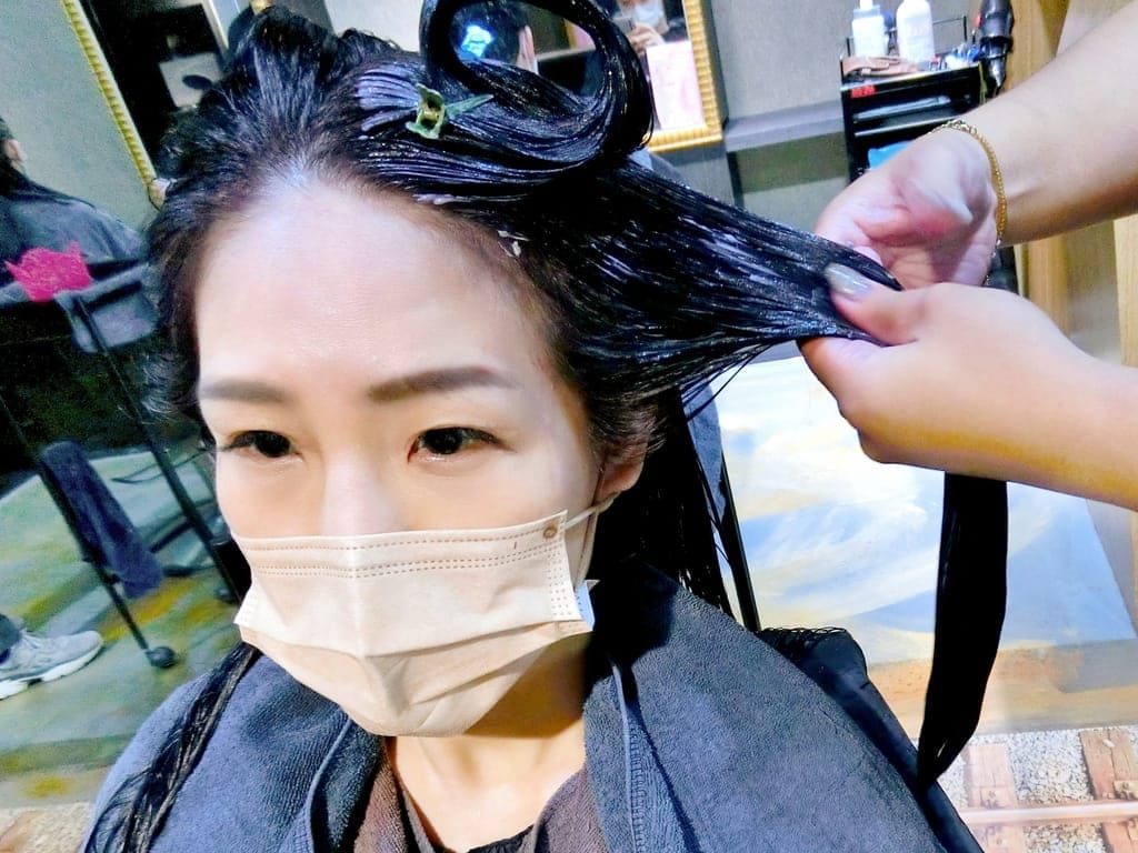 |板橋染髮推薦|Wor Hair新埔店,極光紫黑色,髮絲瞬間充滿仙氣光澤感.染髮不限制長度女生只要1500元!! - 第29張圖 |板橋染髮推薦|Wor Hair新埔店,極光紫黑色,髮絲瞬間充滿仙氣光澤感.染髮不限制長度女生只要1500元!!