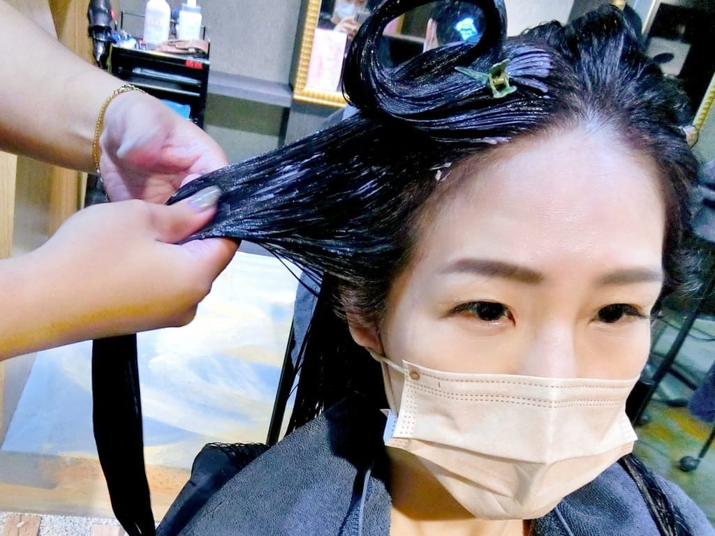 |板橋染髮推薦|Wor Hair新埔店,極光紫黑色,髮絲瞬間充滿仙氣光澤感.染髮不限制長度女生只要1500元!! - 第30張圖 |板橋染髮推薦|Wor Hair新埔店,極光紫黑色,髮絲瞬間充滿仙氣光澤感.染髮不限制長度女生只要1500元!!