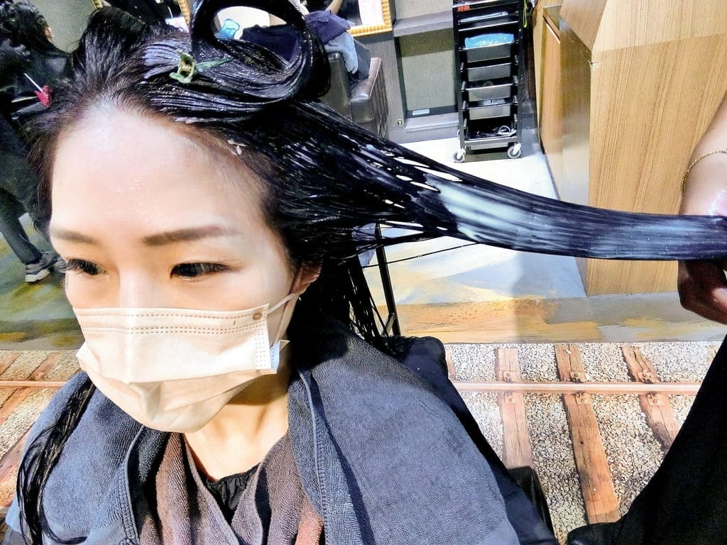 |板橋染髮推薦|Wor Hair新埔店,極光紫黑色,髮絲瞬間充滿仙氣光澤感.染髮不限制長度女生只要1500元!! - 第28張圖 |板橋染髮推薦|Wor Hair新埔店,極光紫黑色,髮絲瞬間充滿仙氣光澤感.染髮不限制長度女生只要1500元!!