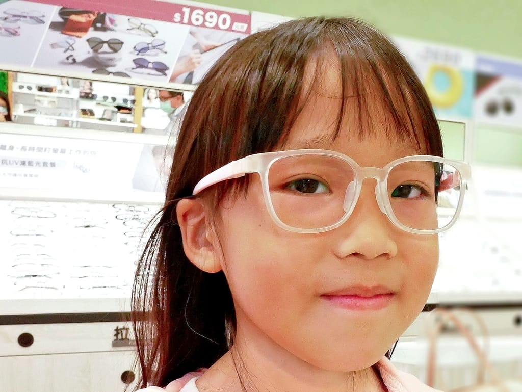 | 兒童眼鏡推薦 | EyeCare護眼抗藍光變色眼鏡,兒童抗藍光太陽眼鏡.晶亮乳酸菌無糖Q軟糖.給予孩子多重保護! - 第15張圖 | 兒童眼鏡推薦 | EyeCare護眼抗藍光變色眼鏡,兒童抗藍光太陽眼鏡.晶亮乳酸菌無糖Q軟糖.給予孩子多重保護!