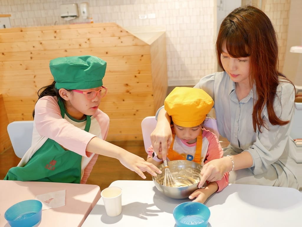 | 親子活動 | 亞尼克親子DIY,手作烘培課程,迷你蛋糕杯/生乳蛋糕捲/小盆栽蛋糕/歡樂蛋糕棒 - 第37張圖 | 親子活動 | 亞尼克親子DIY,手作烘培課程,迷你蛋糕杯/生乳蛋糕捲/小盆栽蛋糕/歡樂蛋糕棒
