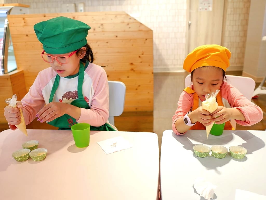 | 親子活動 | 亞尼克親子DIY,手作烘培課程,迷你蛋糕杯/生乳蛋糕捲/小盆栽蛋糕/歡樂蛋糕棒 - 第47張圖 | 親子活動 | 亞尼克親子DIY,手作烘培課程,迷你蛋糕杯/生乳蛋糕捲/小盆栽蛋糕/歡樂蛋糕棒