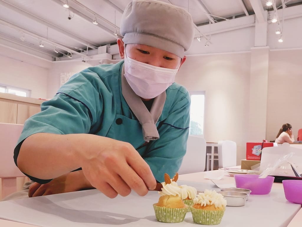 | 親子活動 | 亞尼克親子DIY,手作烘培課程,迷你蛋糕杯/生乳蛋糕捲/小盆栽蛋糕/歡樂蛋糕棒 - 第59張圖 | 親子活動 | 亞尼克親子DIY,手作烘培課程,迷你蛋糕杯/生乳蛋糕捲/小盆栽蛋糕/歡樂蛋糕棒