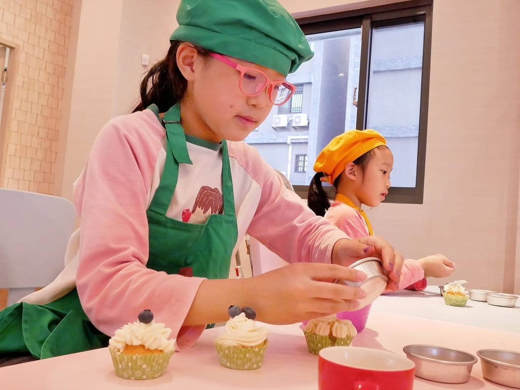 | 親子活動 | 亞尼克親子DIY,手作烘培課程,迷你蛋糕杯/生乳蛋糕捲/小盆栽蛋糕/歡樂蛋糕棒 - 第64張圖 | 親子活動 | 亞尼克親子DIY,手作烘培課程,迷你蛋糕杯/生乳蛋糕捲/小盆栽蛋糕/歡樂蛋糕棒