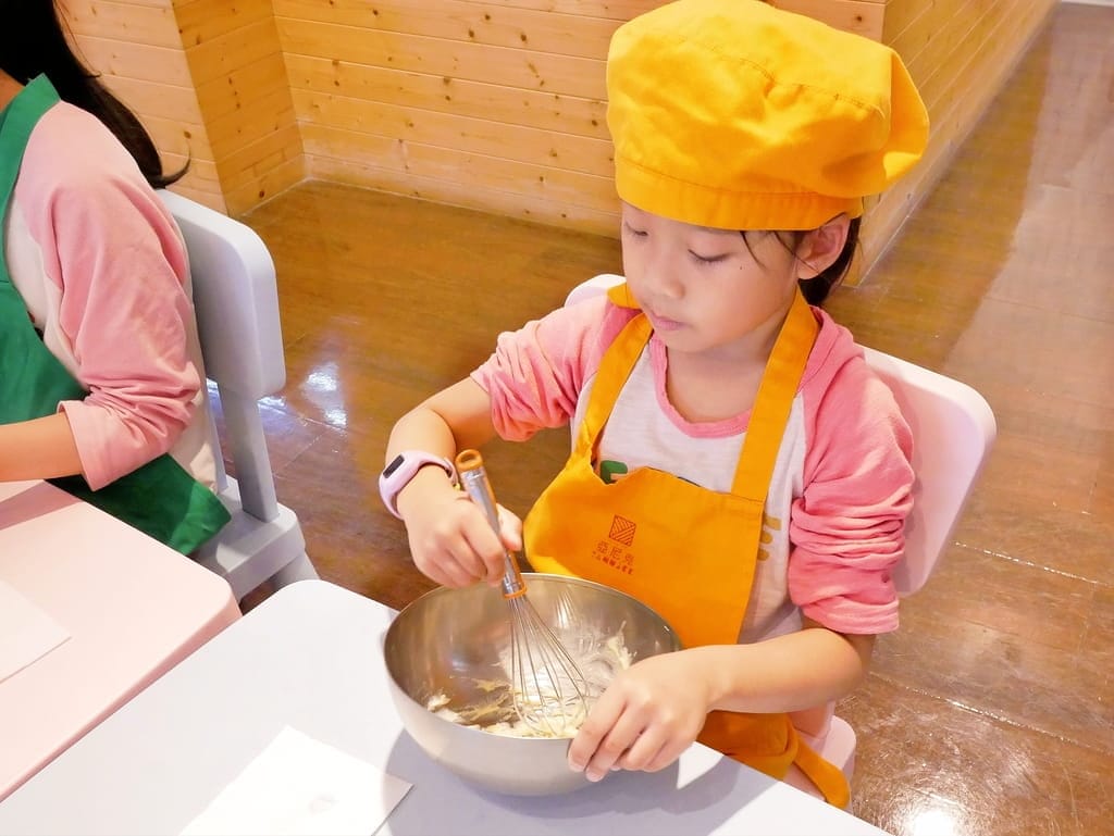 | 親子活動 | 亞尼克親子DIY,手作烘培課程,迷你蛋糕杯/生乳蛋糕捲/小盆栽蛋糕/歡樂蛋糕棒 - 第26張圖 | 親子活動 | 亞尼克親子DIY,手作烘培課程,迷你蛋糕杯/生乳蛋糕捲/小盆栽蛋糕/歡樂蛋糕棒