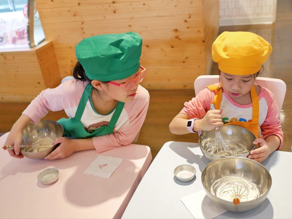 | 親子活動 | 亞尼克親子DIY,手作烘培課程,迷你蛋糕杯/生乳蛋糕捲/小盆栽蛋糕/歡樂蛋糕棒 - 第28張圖 | 親子活動 | 亞尼克親子DIY,手作烘培課程,迷你蛋糕杯/生乳蛋糕捲/小盆栽蛋糕/歡樂蛋糕棒