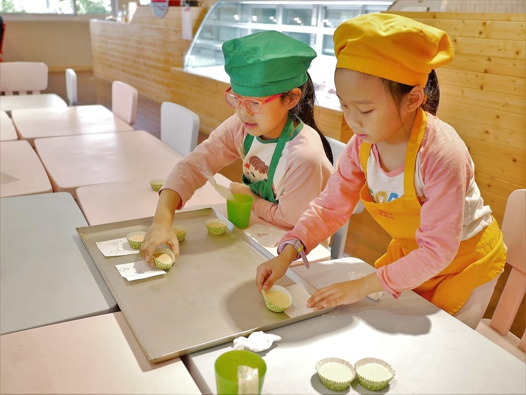 | 親子活動 | 亞尼克親子DIY,手作烘培課程,迷你蛋糕杯/生乳蛋糕捲/小盆栽蛋糕/歡樂蛋糕棒 - 第53張圖 | 親子活動 | 亞尼克親子DIY,手作烘培課程,迷你蛋糕杯/生乳蛋糕捲/小盆栽蛋糕/歡樂蛋糕棒