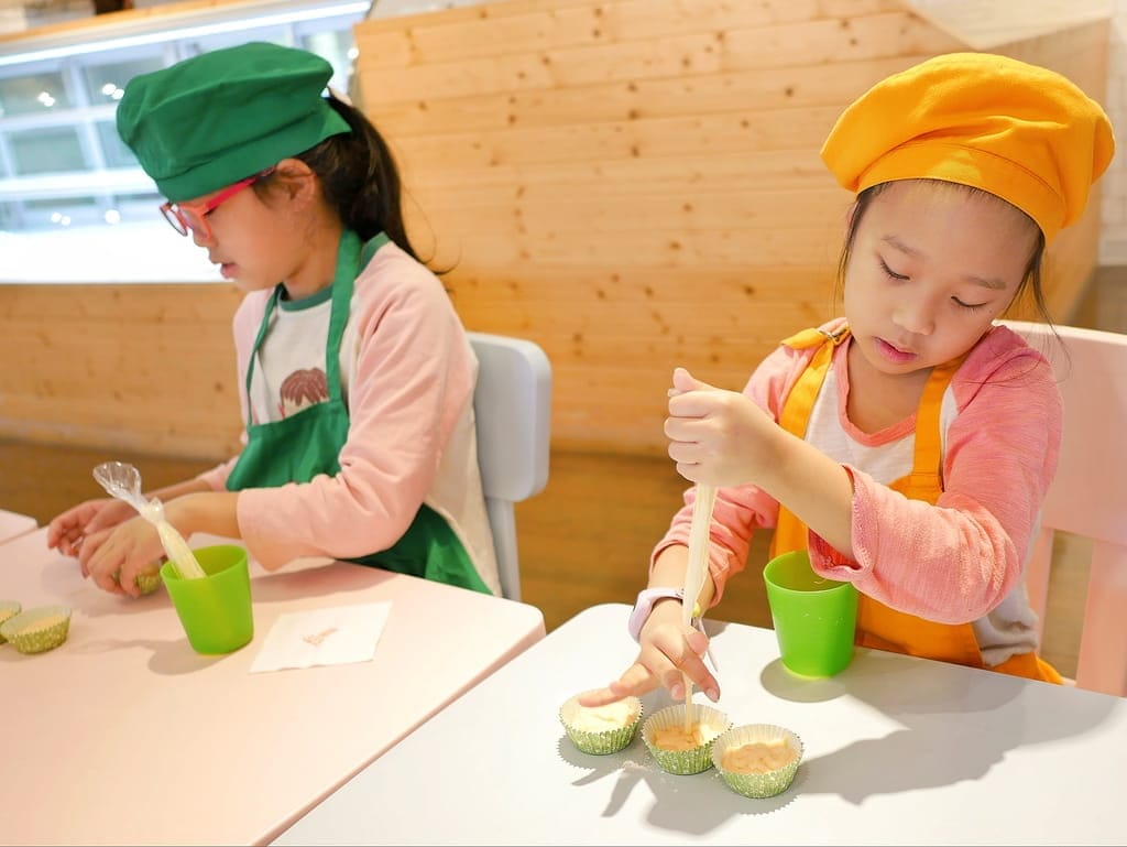 | 親子活動 | 亞尼克親子DIY,手作烘培課程,迷你蛋糕杯/生乳蛋糕捲/小盆栽蛋糕/歡樂蛋糕棒 - 第49張圖 | 親子活動 | 亞尼克親子DIY,手作烘培課程,迷你蛋糕杯/生乳蛋糕捲/小盆栽蛋糕/歡樂蛋糕棒